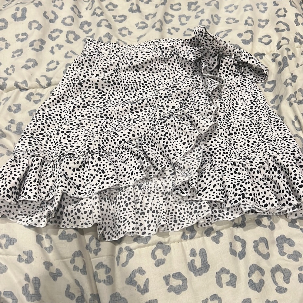 Black and white adjustable tie skirt size 2